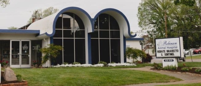 Exterior of Robinson Animal Hospital with distinctive blue arches and a front lawn.